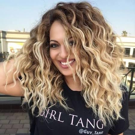 Pros & Cons of Synthetic Wigs (+4 Reasons You NEED One)